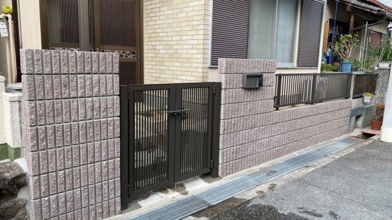 【伊丹市での施工事例】地震で傾いたブロック塀をやり替え！門扉・ポスト・インターホンの交換までキザキがまとめて解決