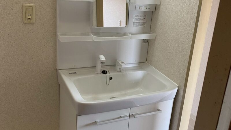 【伊丹市での施工事例】古くなった洗面台の取り替えリフォーム！「隠れた水漏れ」の早期発見と使いやすいレバー水栓へ